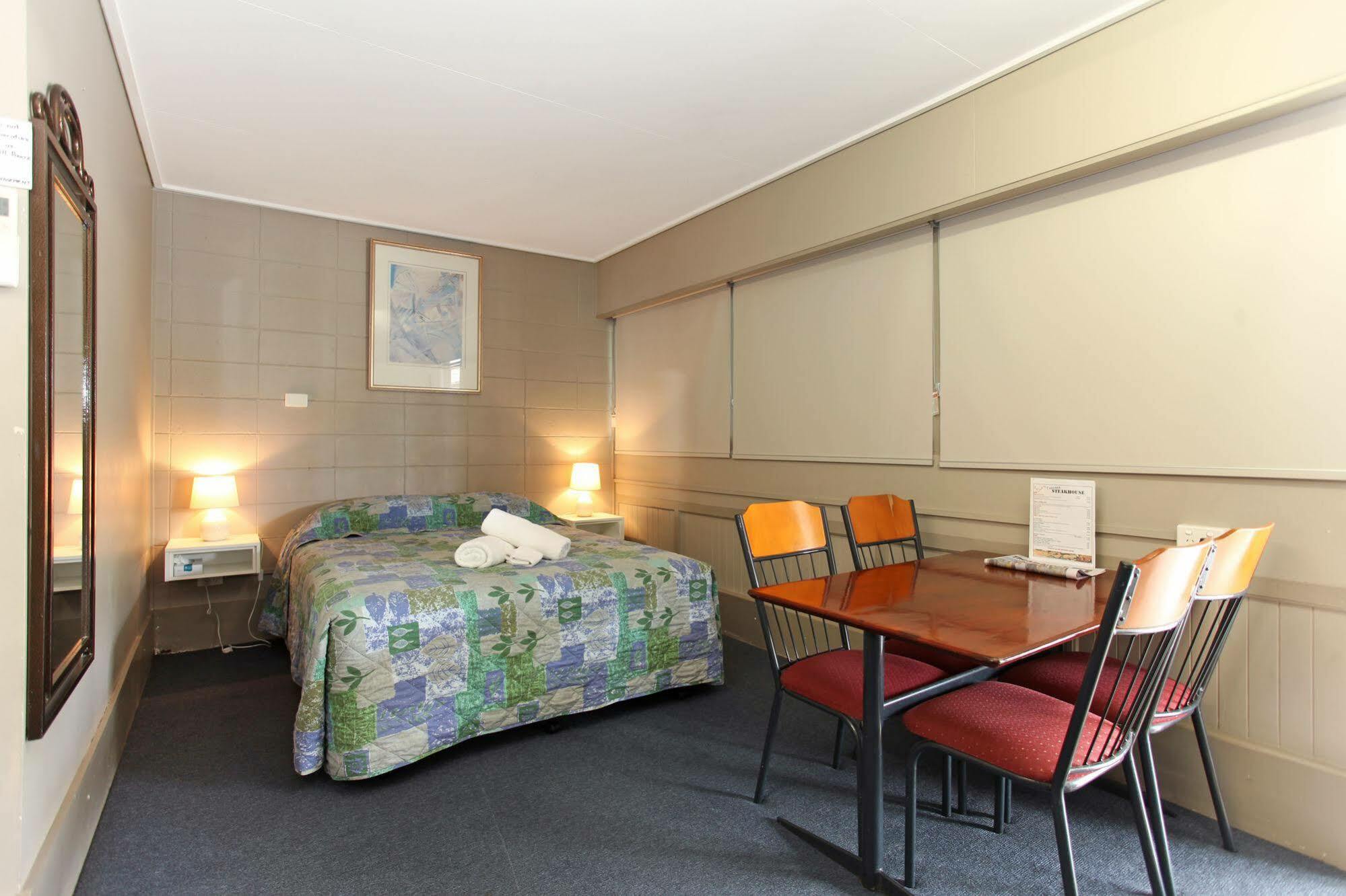 Tandara Hotel Motel Sarina Экстерьер фото